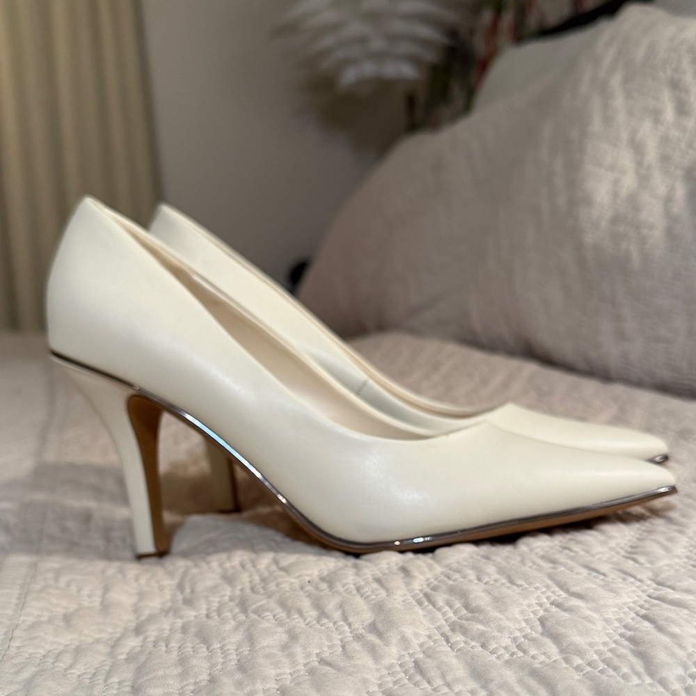 DKNY Peggy Pump in the color Bone